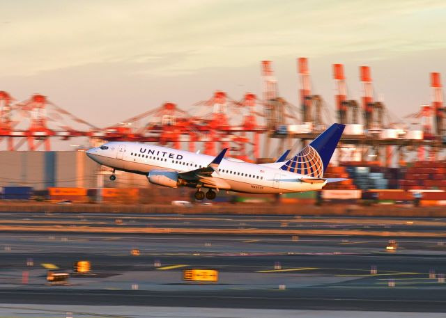 Boeing 737-700 (N23721) - United Airlines Boeing 737-724(WL) N23721 in Newark 