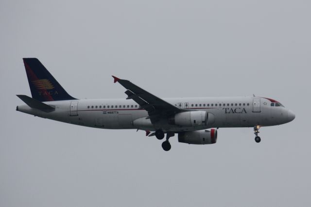 Airbus A320 (N687TA)