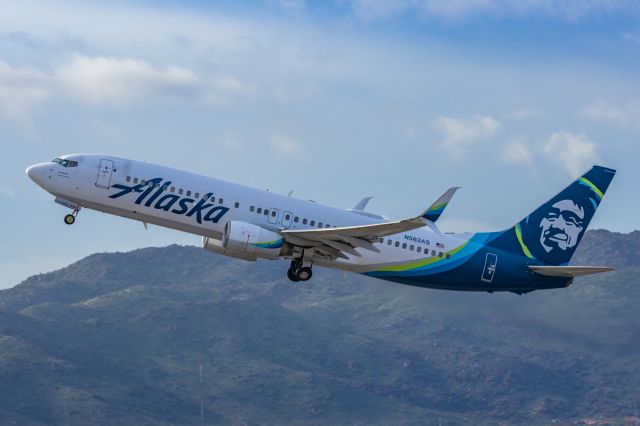 Boeing 737-800 (N563AS) - An Alaska Airlines 737-800 taking off from PHX on 2/13/23, the busiest day in PHX history, during the Super Bowl rush. Taken with a Canon R7 and Canon EF 100-400 II L lens.