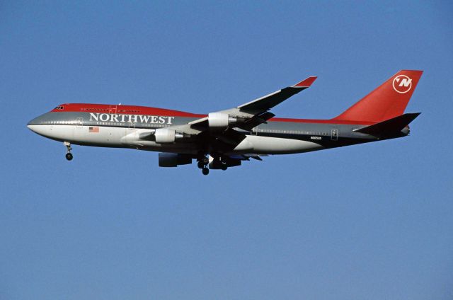 Boeing 747-400 (N666US) - Final Approach to Narita Intl Airport Rwy34 on 1992/03/22