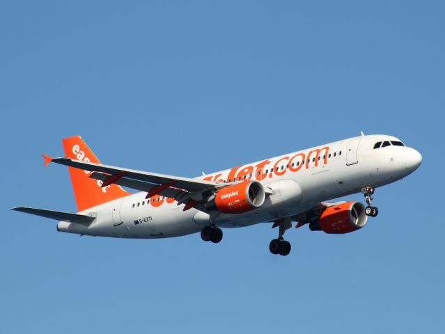 Airbus A320 (G-EZTI)