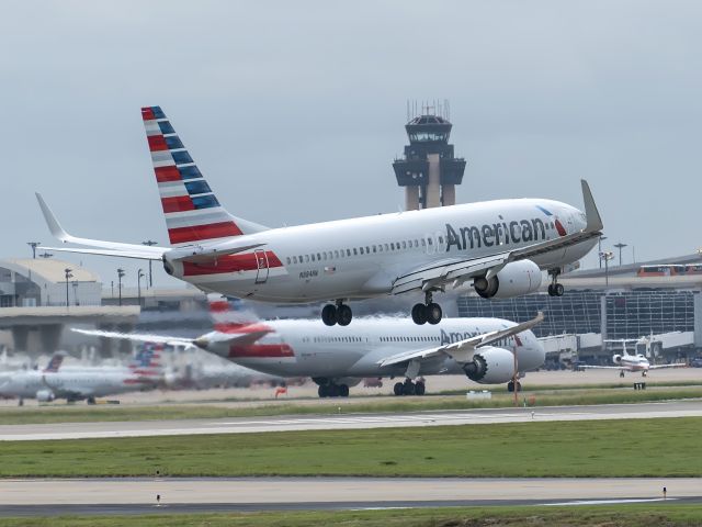 Boeing 737-800 (N884NN)