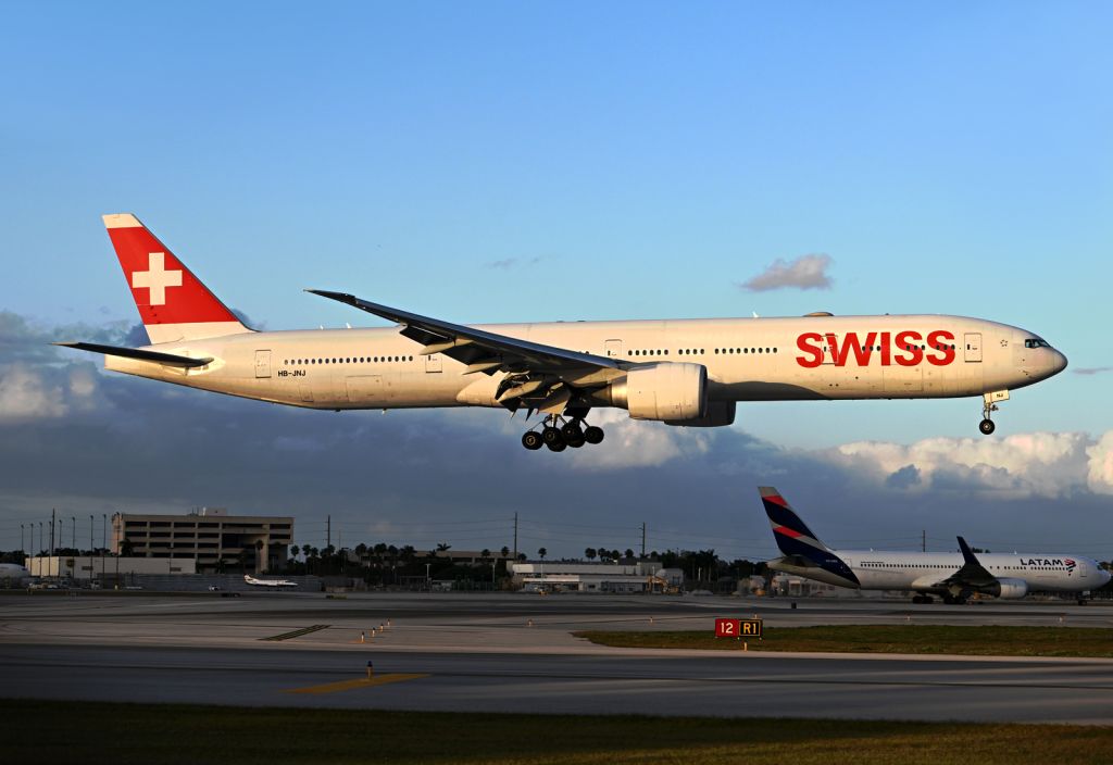BOEING 777-300 (HB-JNJ)