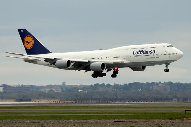 BOEING 747-8 (D-ABYG) - Lufthansa 8 Kilo Victor' from Frankfurt landing on runway 33L