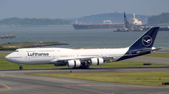 BOEING 747-8 (D-ABYA) - The early afternoon arrival from FRA