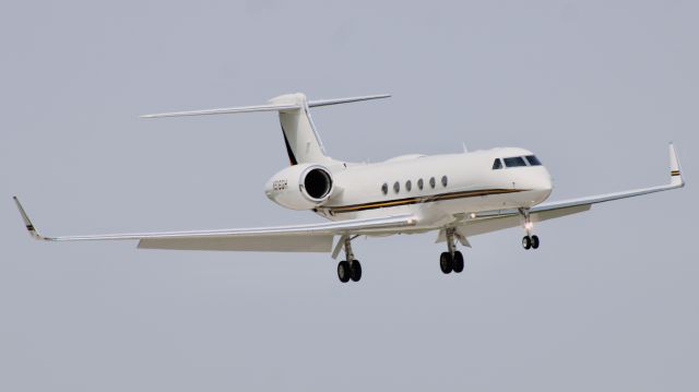 Gulfstream Aerospace Gulfstream V (N516GH) - GJE2226 on final for 09. N516GH is 1998 Gulfstream G-V, operated by Global Air Charters. 5/18/23