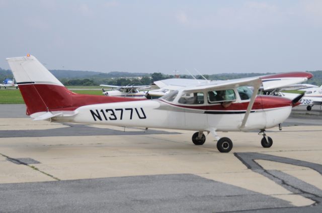 Cessna Skyhawk (N1377U) - Seen at KFDK on 8/8/2009.