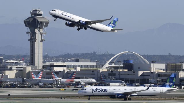 Airbus A321 (N962JT) - Departing LAX on 25R