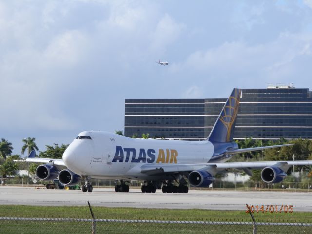 Boeing 747-400 (N412MC)