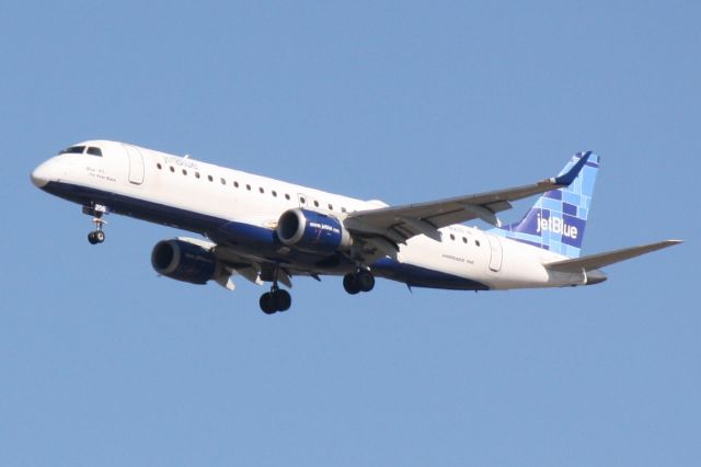 Embraer ERJ-190 (N206JB) - Jet Blue Flight 1187 (N206JB) on approach to Runway 32 at Sarasota-Bradenton International Airport following a flight from Boston Logan International Airport