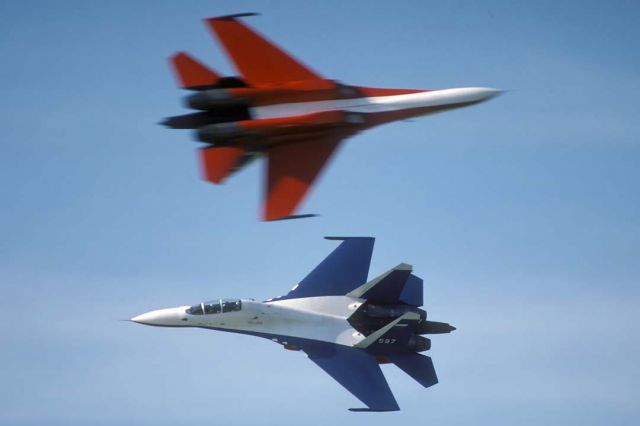 Sukhoi Su-27 Flanker (595) - Su-27P 595 and Su-27UB 597 of the Test Pilots Team performing at Zhukovsky on September 1, 1993.