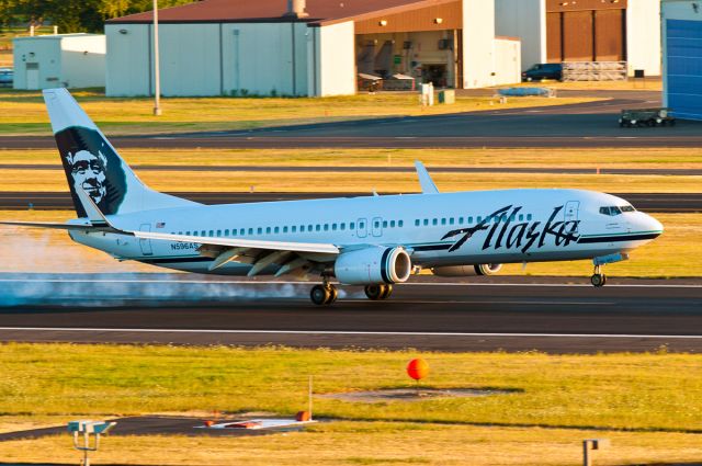 Boeing 737-700 (N596AS)