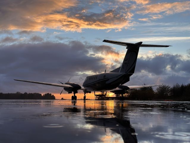 Beechcraft Super King Air 200 (N981BB) - Sitting on the tarmac by the Coast Guard hanger.
