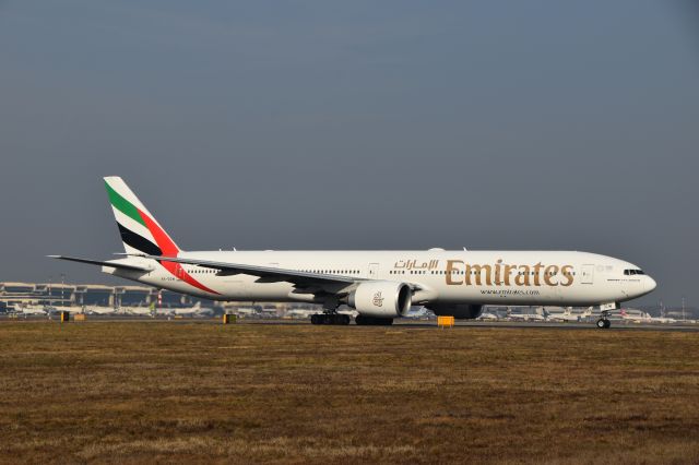 Boeing 777-200 (A6-EGW) - foto scattata da dentro l'aeroporto