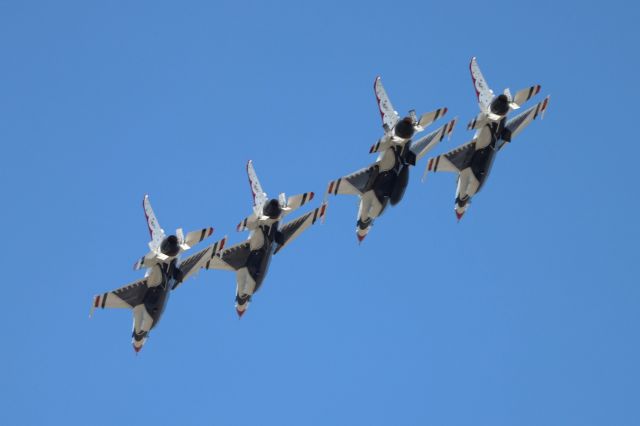 — — - USAF Thunderbirds in formation at the 2021 Pacific Airshow.