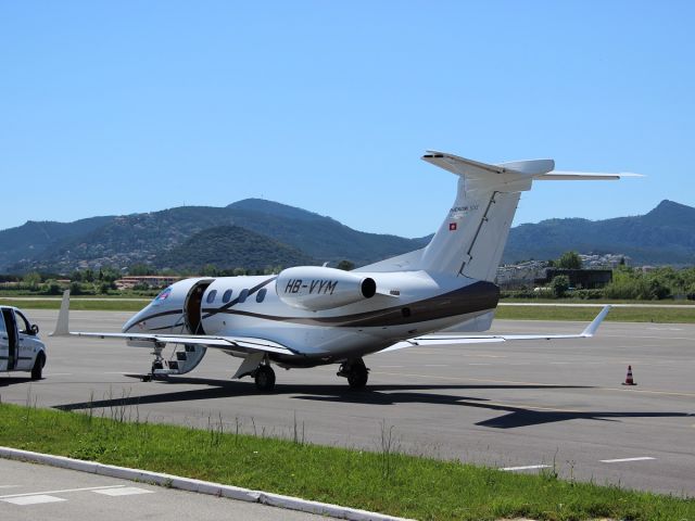 Embraer Phenom 300 (HB-VYM)