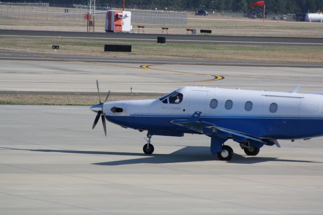 Pilatus PC-12 (N624AF) - N624AF leaving the Landmark ramp for runway 23L