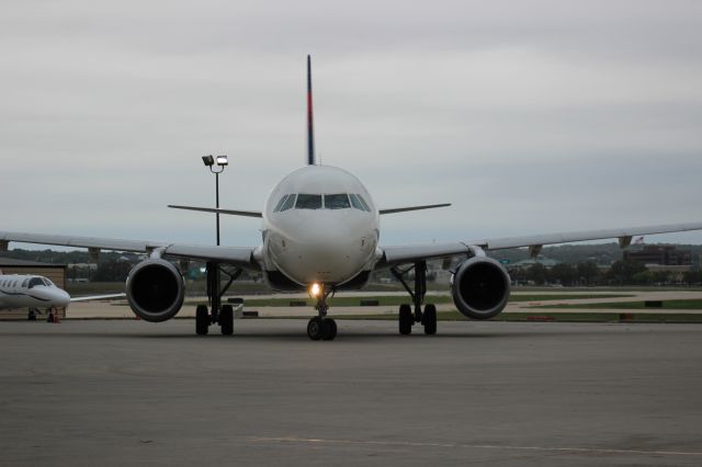 Airbus A319 (N331NB)