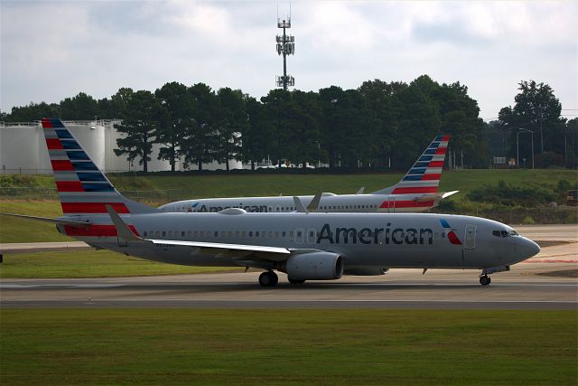 Boeing 737-700 (N872NN) - 872NN lined up on Rwy 18C waiting to take-off