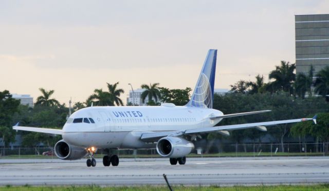 Airbus A319 (N841UA)