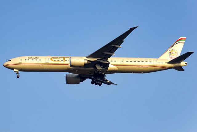 Boeing 777-200 (A6-ETS) - Landing after a cargo flight from Columbus Airport.