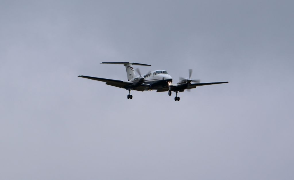 Beechcraft Super King Air 200 (N43TA) - King Air N43TA short final runway 22 at Lexington (KLEX).