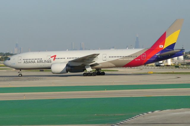 Boeing 777-200 (HL7775)