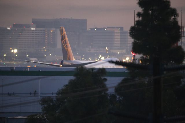 Boeing 747-400 (N485MC)