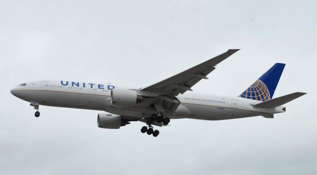 Boeing 777-200 (N784UA)