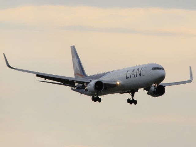 BOEING 767-300 (CC-CXC)