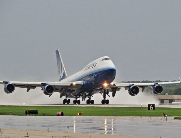 Boeing 747-400 (N174UA)