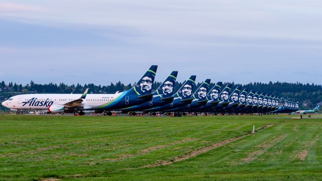 Boeing 737-800 (N583AS) - Shame to see the line up get up to 23 birds that wont fly for awhile due to covid-19.