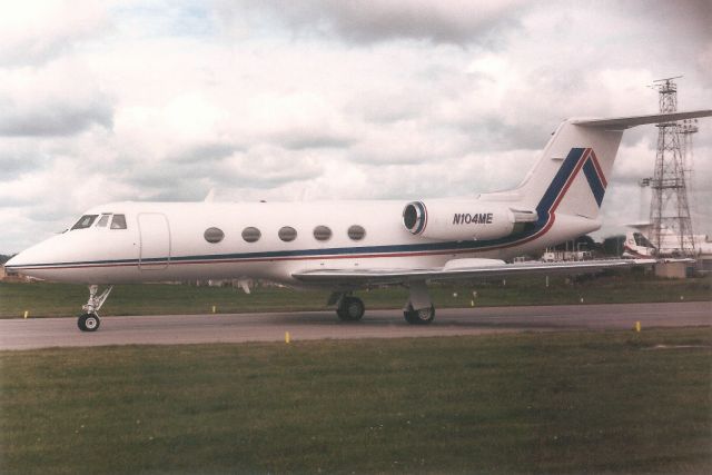 Gulfstream American Gulfstream 2 (N104ME) - Taxiing for departure in Jul-88.br /br /Reregistered N42LC in May-90,br /then N720JW in Aug-96,br /then N502RG 14-Feb-09.br /Registration cancelled 23-Jul-11.  Broken up at KVNY.