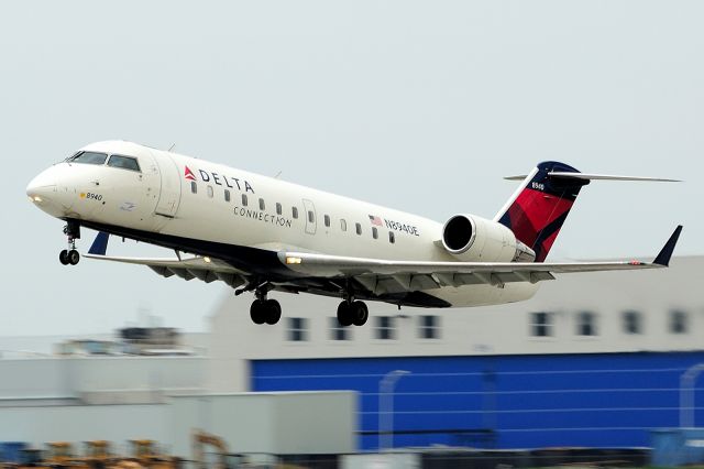 Canadair Regional Jet CRJ-200 (N8940E)