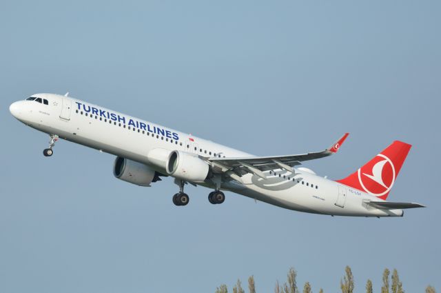 Airbus A321 (TC-LSY) - St. Magleby RWY22R