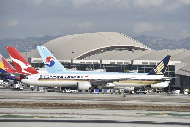 BOEING 777-300 (9V-SWP) - Taxiing at KLAX