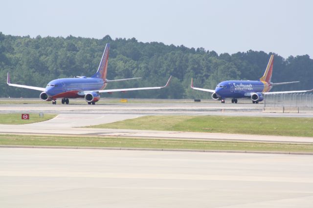 Boeing 737-700 (N473WN) - N473WN taxiing in front of N647SW to runway 23L