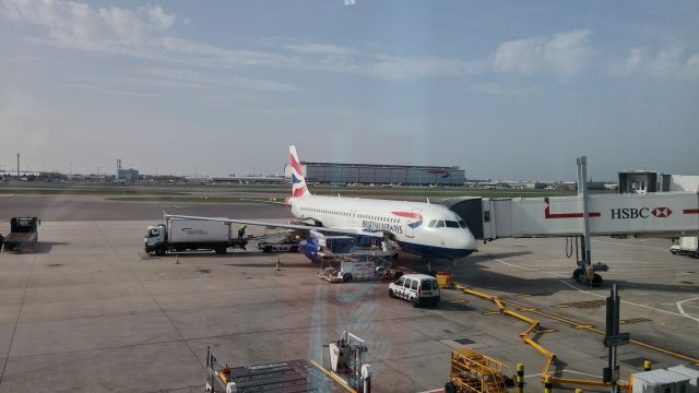 Airbus A320 (G-TTOB) - This British Airways Airbus A320-200 (reg G-TTOB) just landed in from Budapest as BA865 and unloads passengers and cargo at Gate 7 at London Heathrows Terminal 3. It then continued on to Barcelona later that morning as BA474. Photo taken on Thursday 16th April 2015 at 10:04 BST - owned wholly by asmaffei