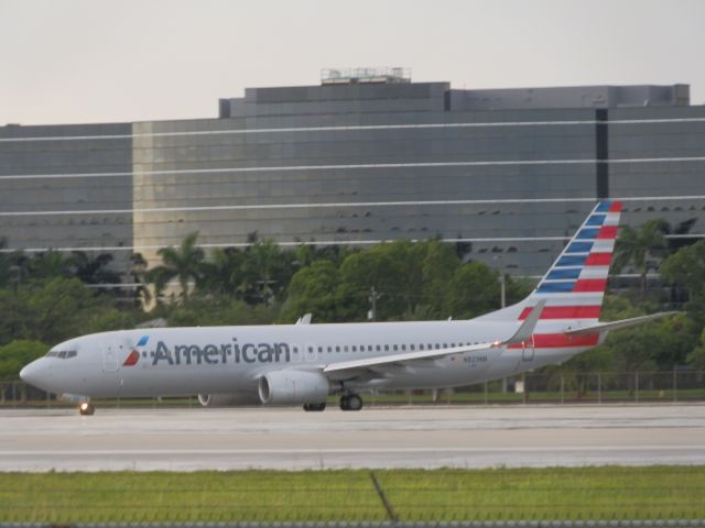 Boeing 737-800 (N823NN)