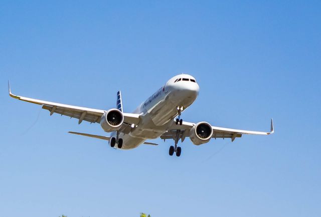 Airbus A321 (N409AA) - Runway 24R arrival