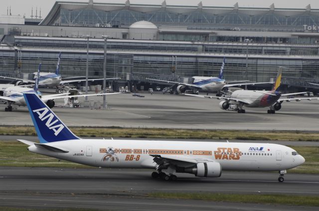 BOEING 767-300 (JA604A) - Landin at Tokyo-Haneda Intl Airport Rwy34L on 2015/11/22 "Star Wars R2-D2 c/s "