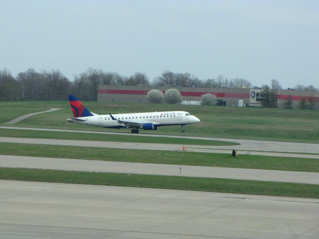 Embraer 175 (N215JQ)