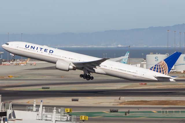 BOEING 777-300ER (N2645U)