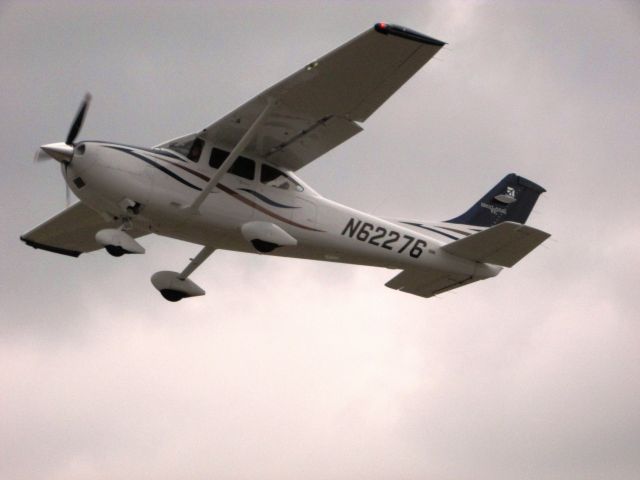 Cessna Skylane (N62276) - Taking off from RWY 24