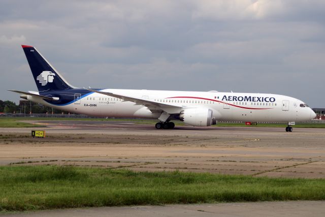 Boeing 787-9 Dreamliner (XA-DHN) - Taxiing to Stand 326 on 16-May-23 operating flight AMX7 from MMMX.