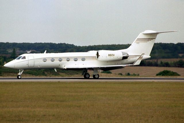 Gulfstream Aerospace Gulfstream IV (N82A) - TAG Aviation USA G-IV departing rwy 26 on 15-Sep-03 as TAG409.  Reregistered N189J 22-Mar-08.