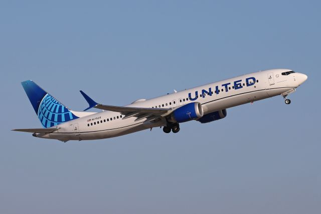 Boeing 737 MAX 9 (N17529) - Clear skies ahead for UAL486, a brand-new Boeing 737 Max9, departing RWY 24L @cle_airport, heading back to Denver Intl (KDEN) tonight, 29 Mar 2021.