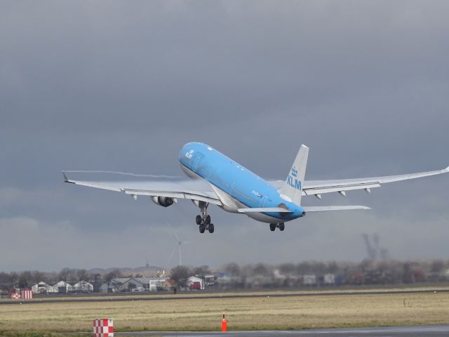 Airbus A330-300 — - condensation!