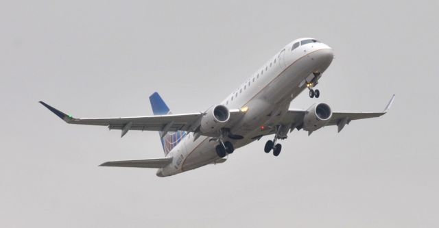 Embraer 170/175 (N85323)