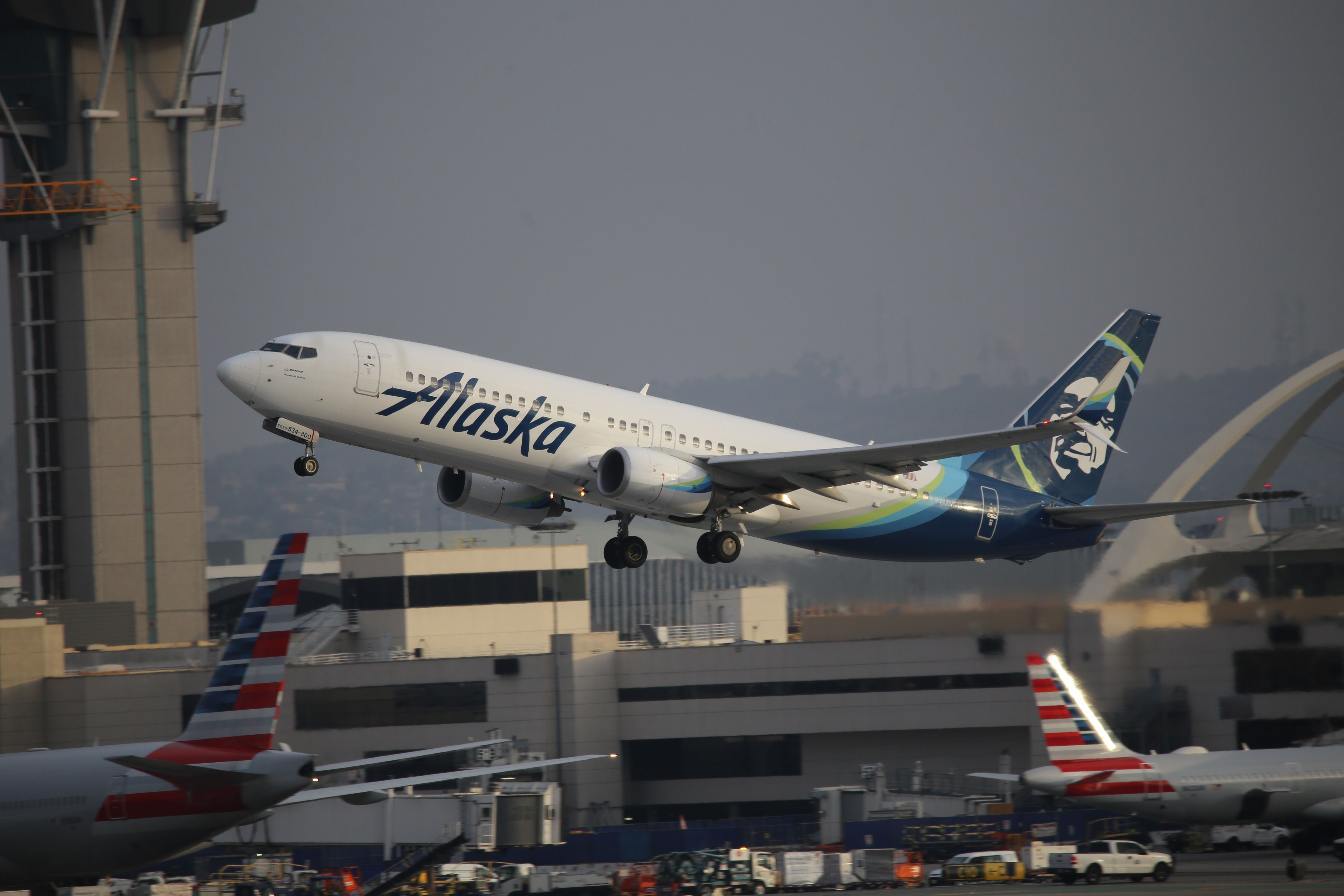 Boeing 737-800 (N534AS)
